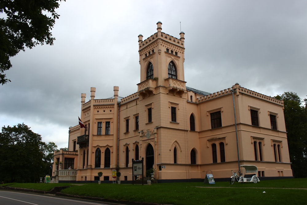 un grande edificio con una torre dell'orologio