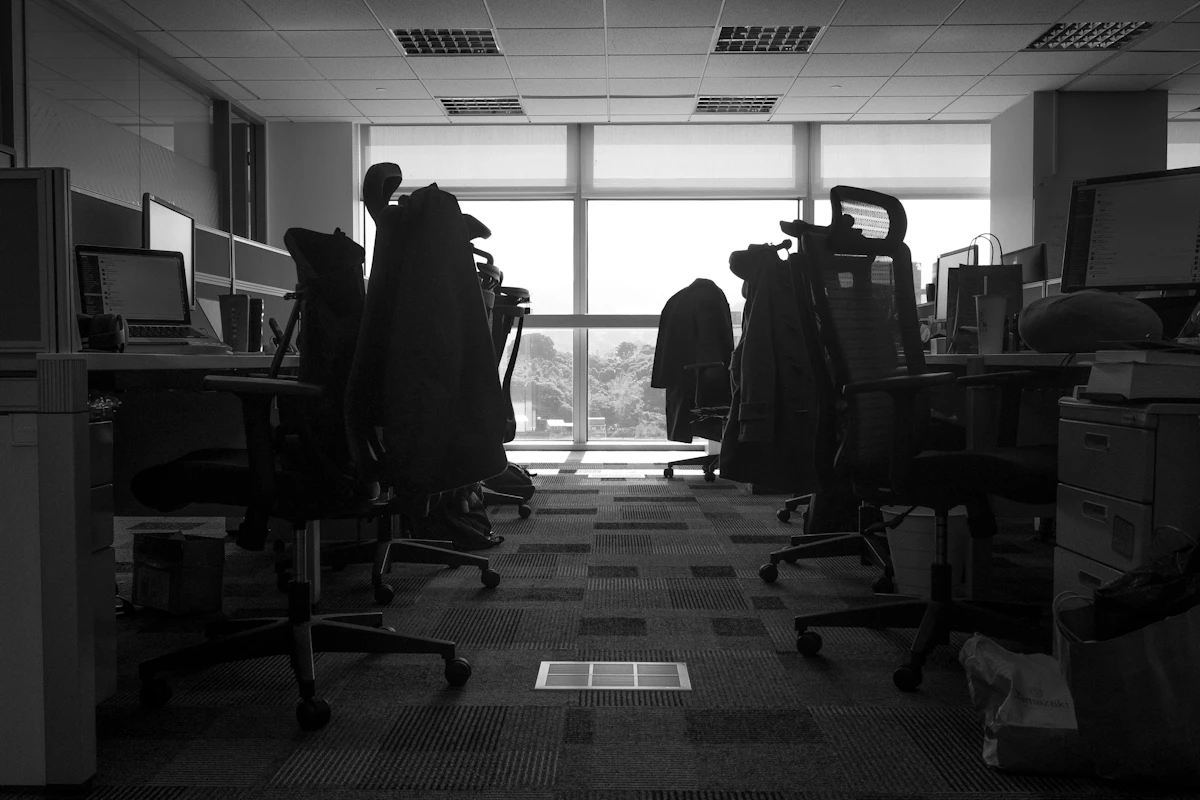 Entorno de oficina con un portátil mostrando un mensaje de error o advertencia de seguridad.