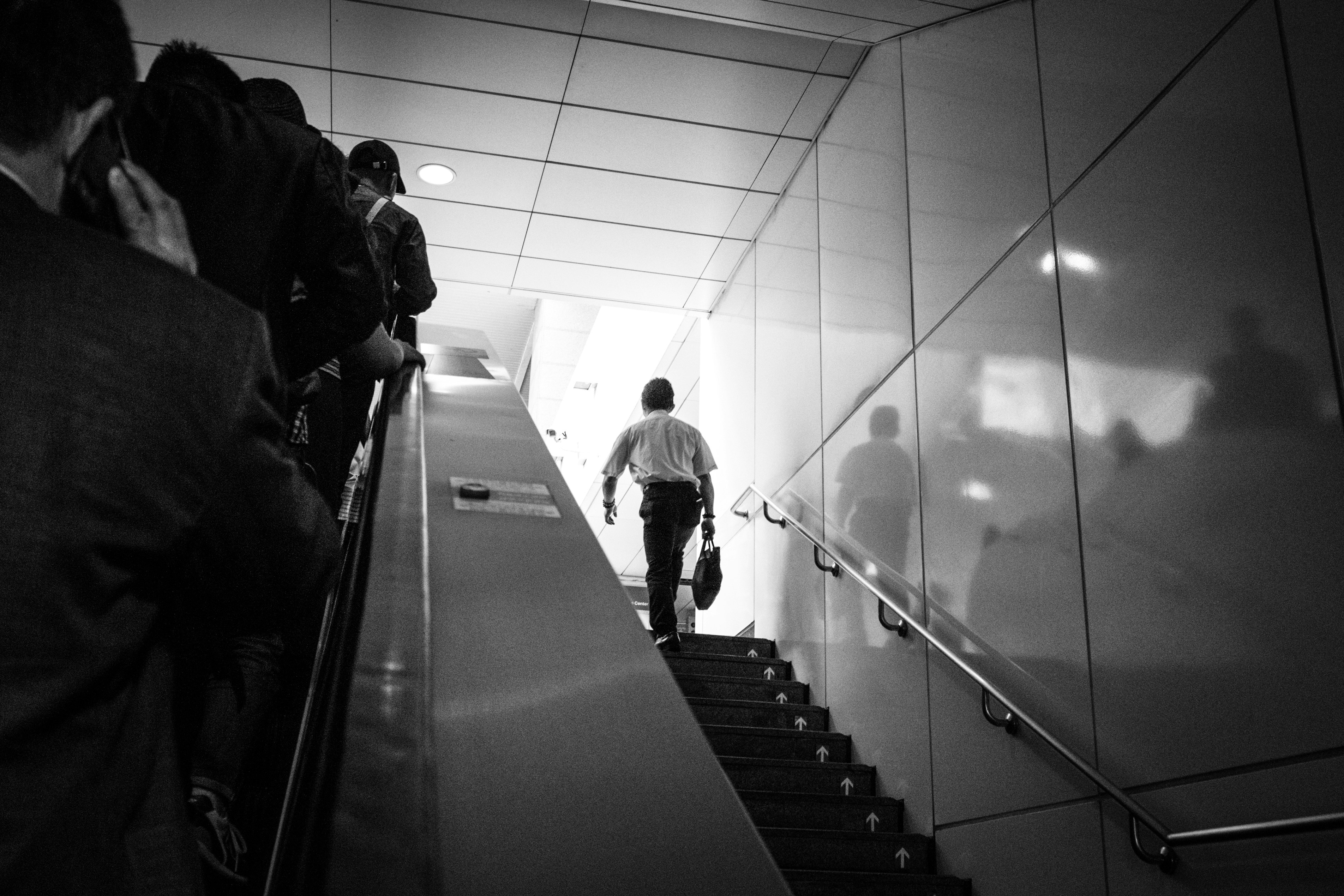 Les gens qui descendent un escalier photo Photo Taipei Gratuite sur