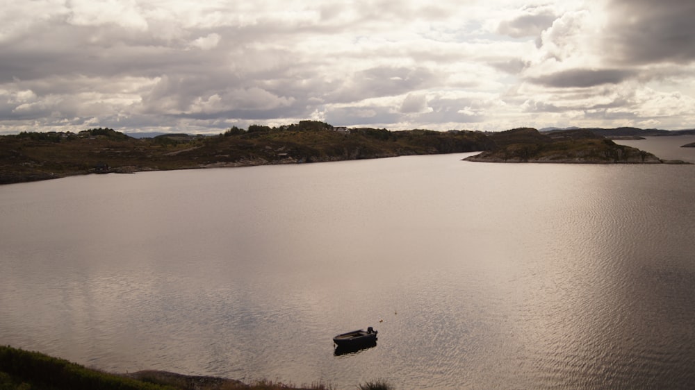 Un barco en un lago