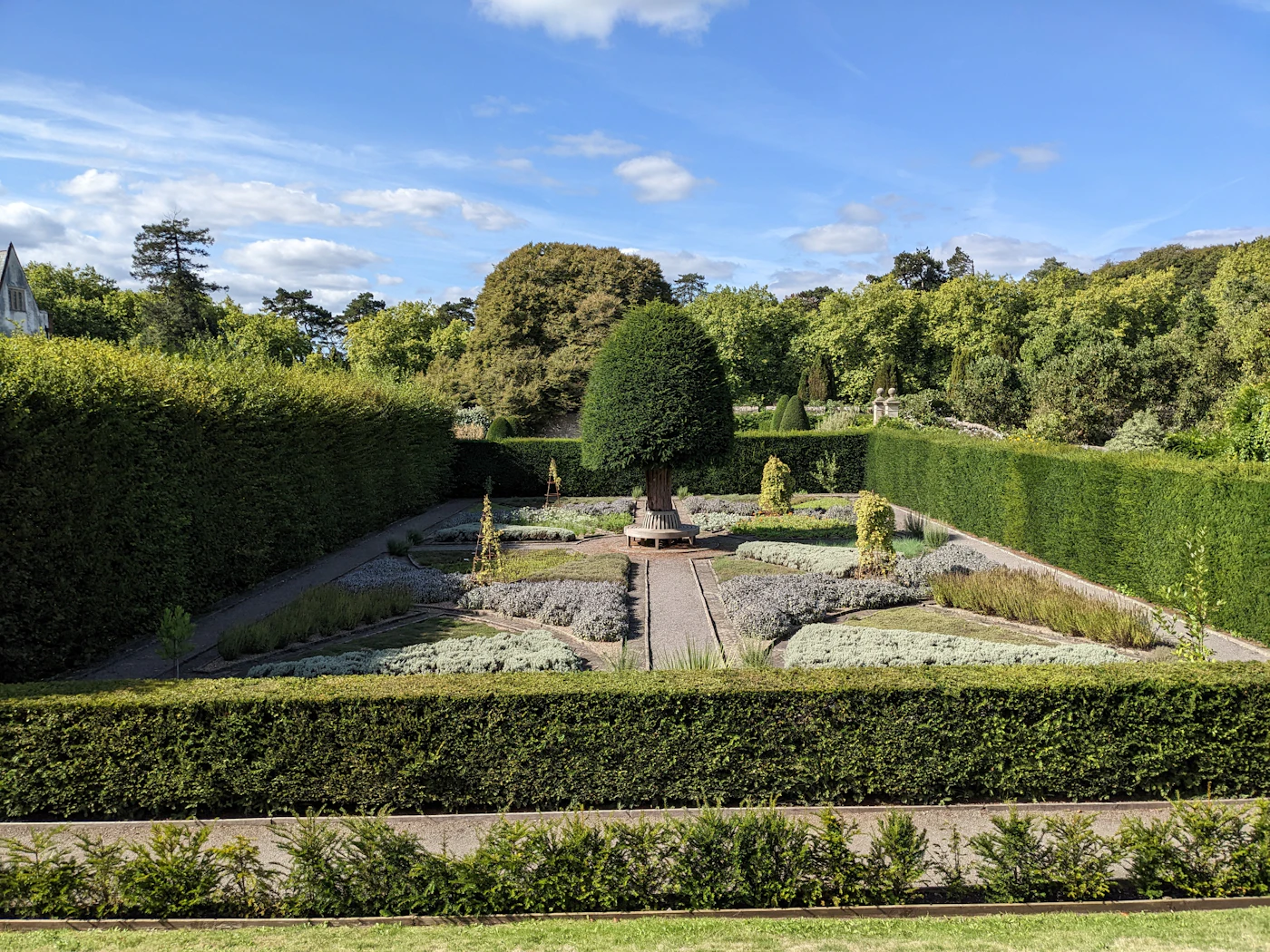 Sorgfältig angelegte Gartenanlage mit geschnittenen Hecken