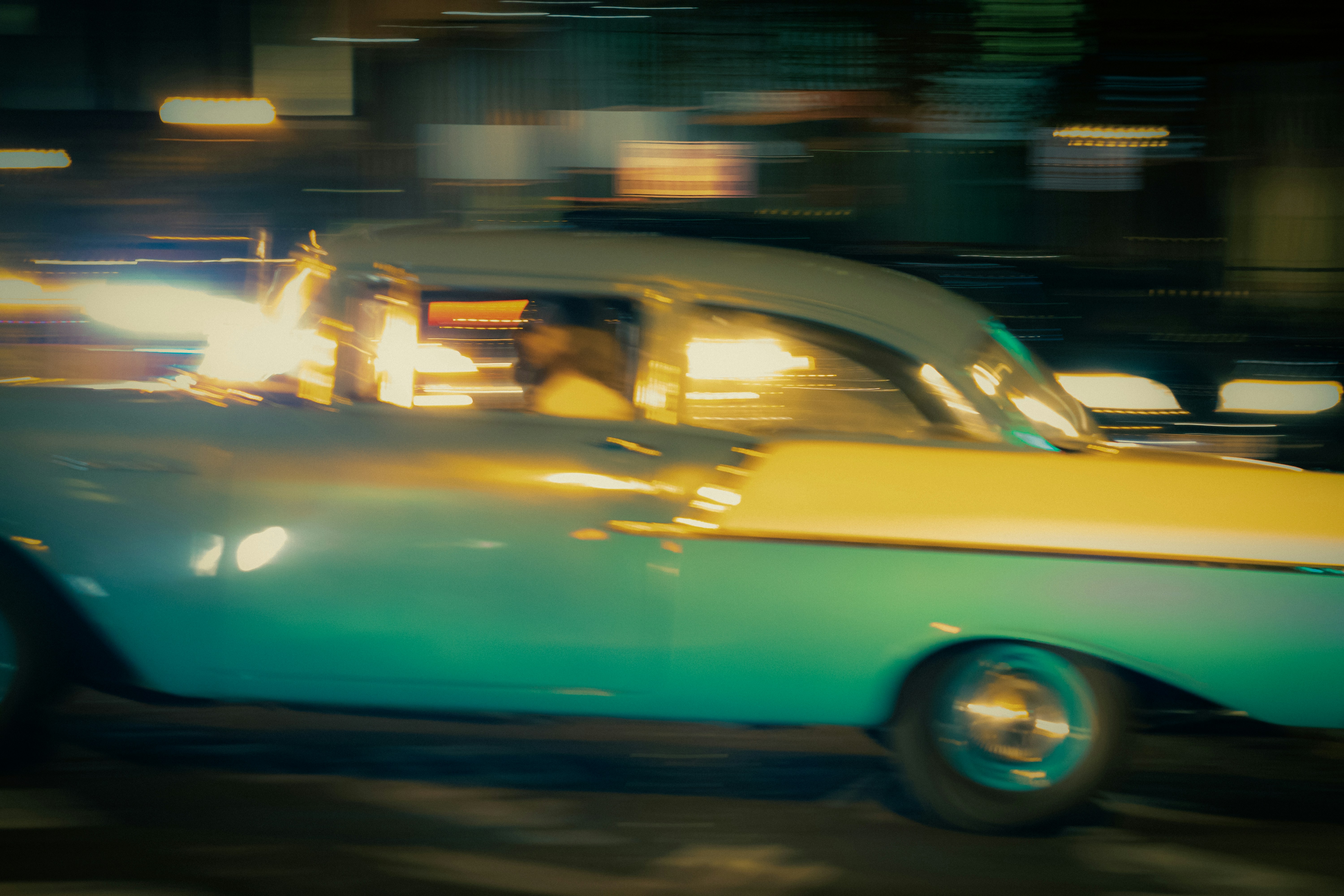 una persona que conduce un coche