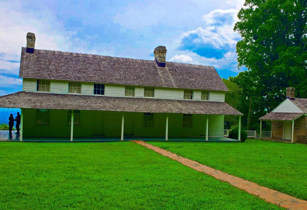 Kent Plantation House with a lawn in front of it