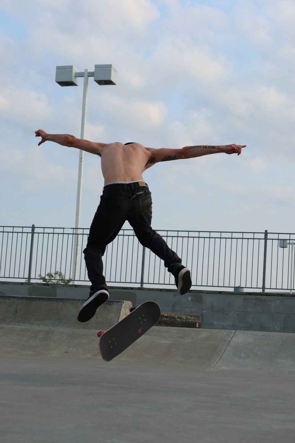 Un uomo che fa un trucco su uno skateboard