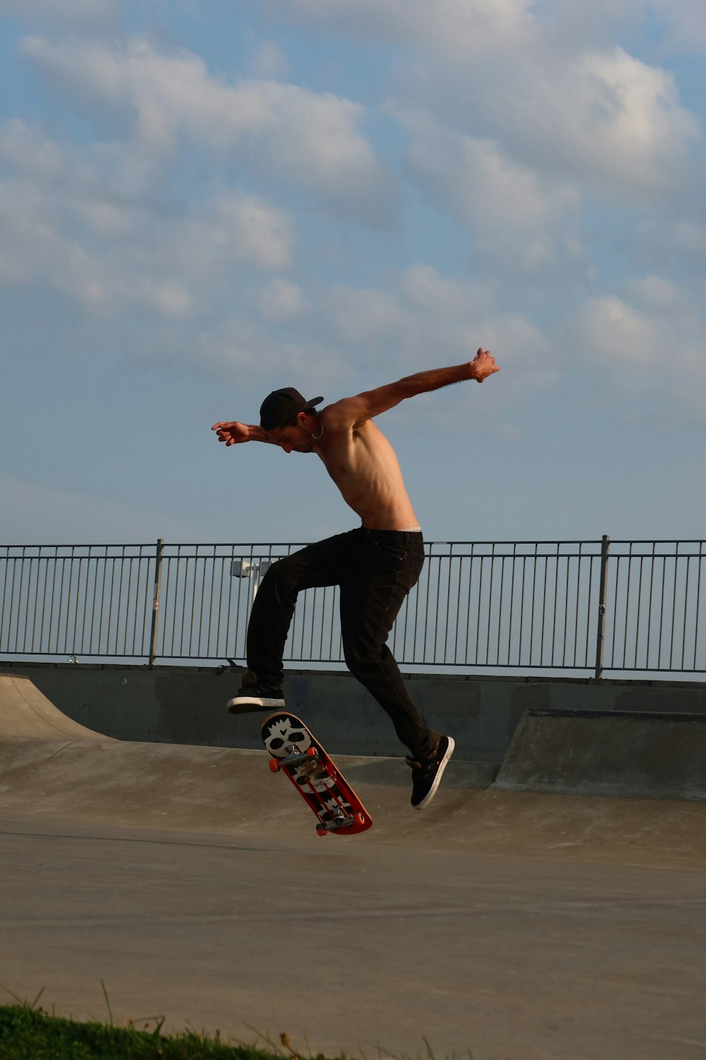 Un uomo che fa un trucco su uno skateboard