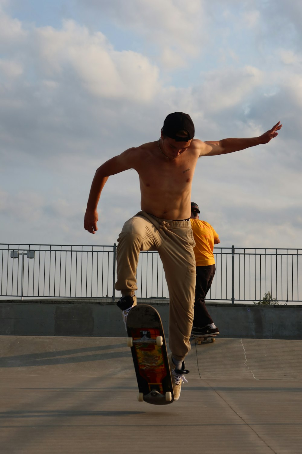 Un uomo che cavalca uno skateboard
