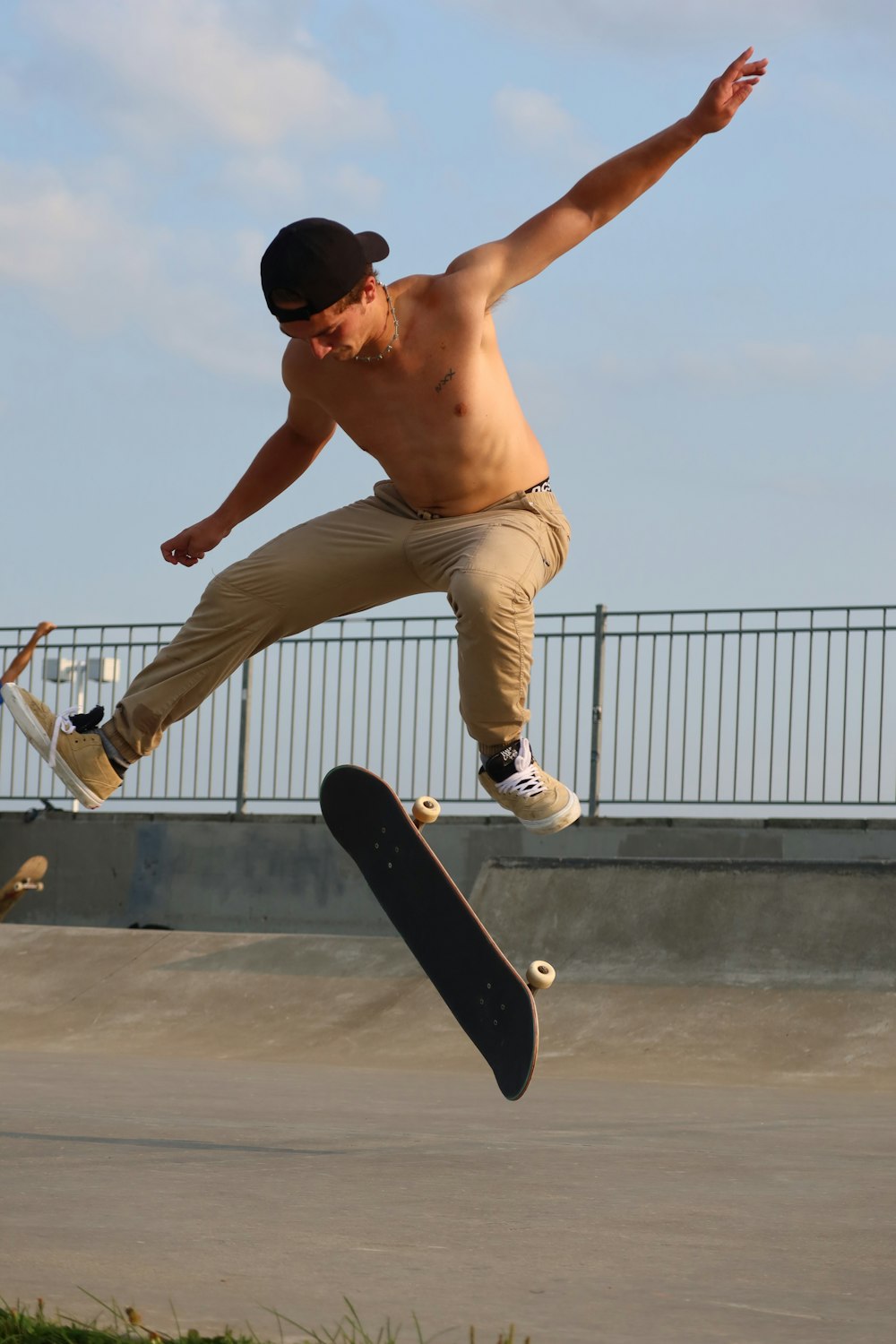 Un uomo che salta in aria con uno skateboard