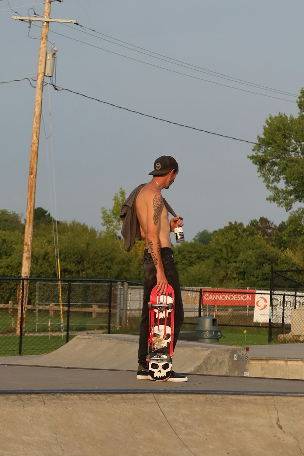 Un uomo che cavalca uno skateboard