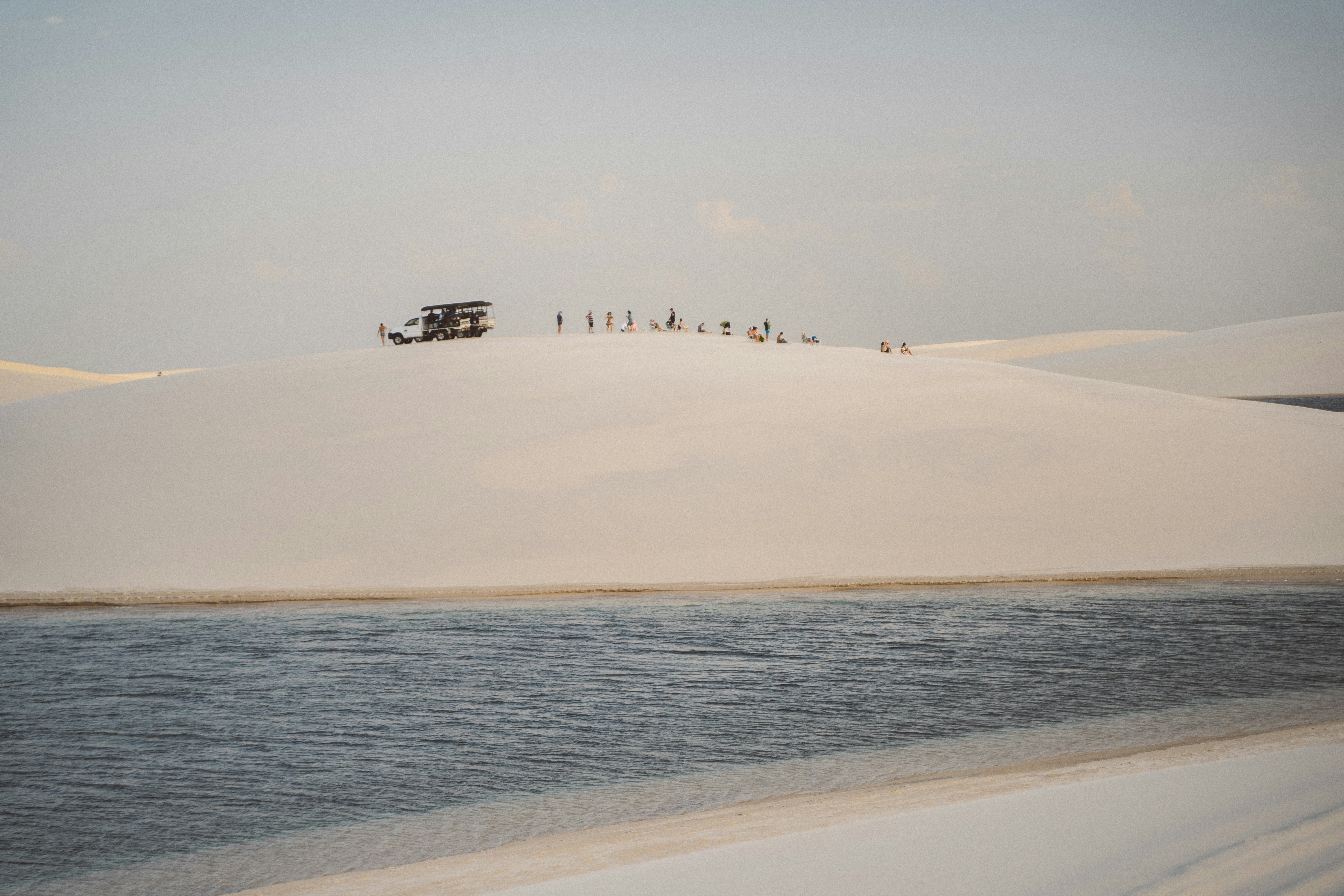 Eine Gruppe von Menschen, die an einem Strand spazieren gehen