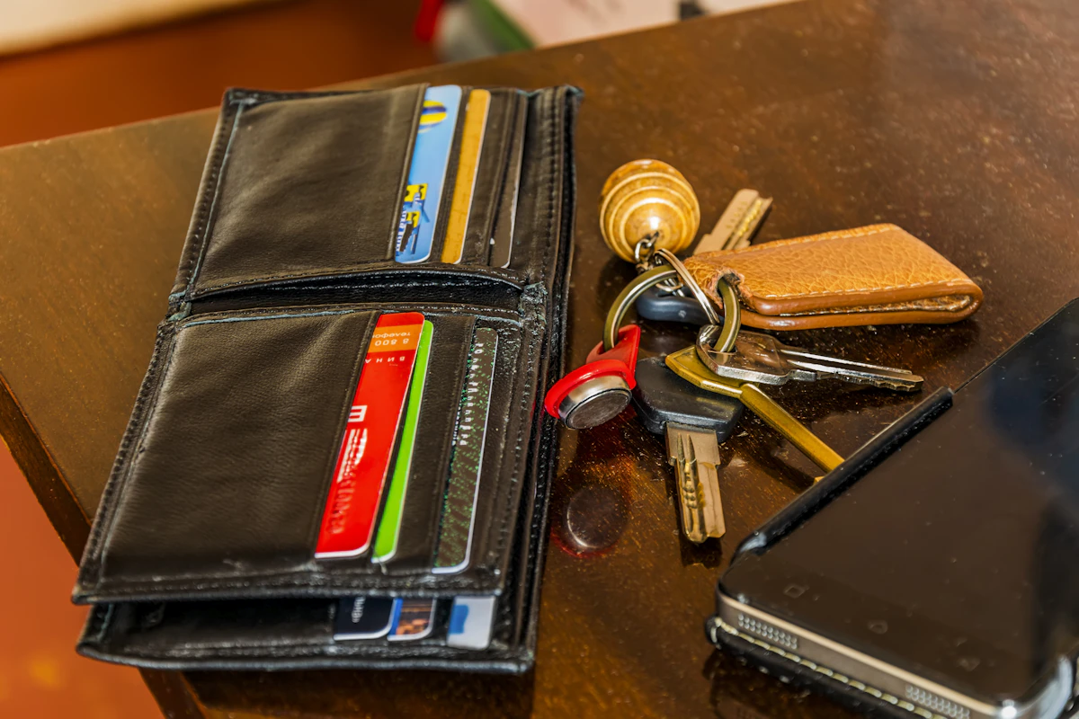 Dompet dan kunci di atas meja kayu