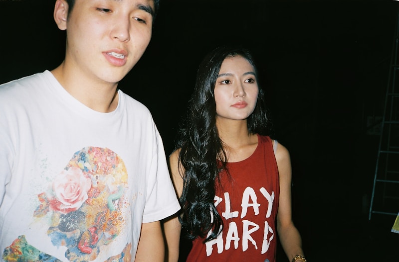 Pareja sonriendo para la cámara