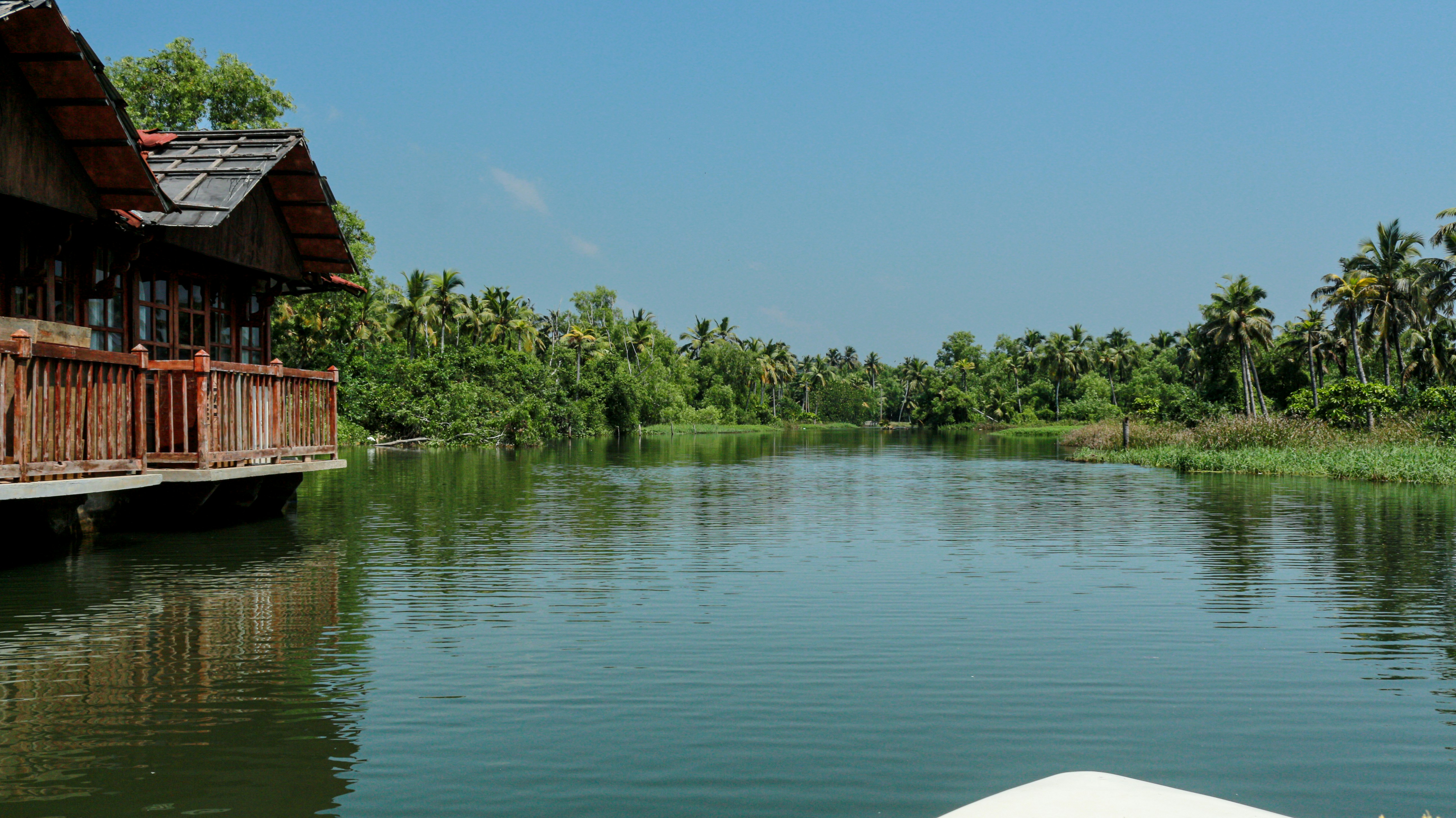 uma casa em uma doca sobre a água