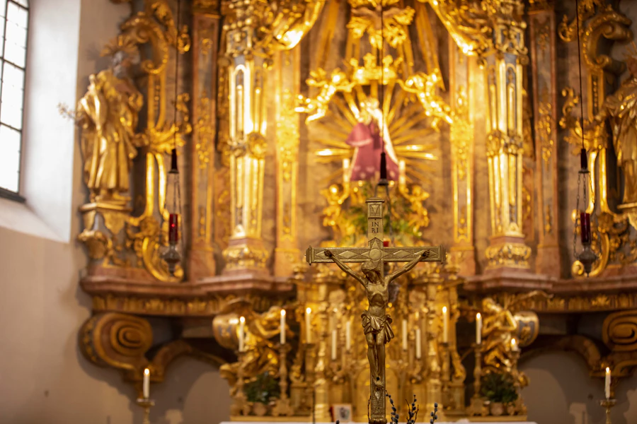 Retablo dorado de una iglesia