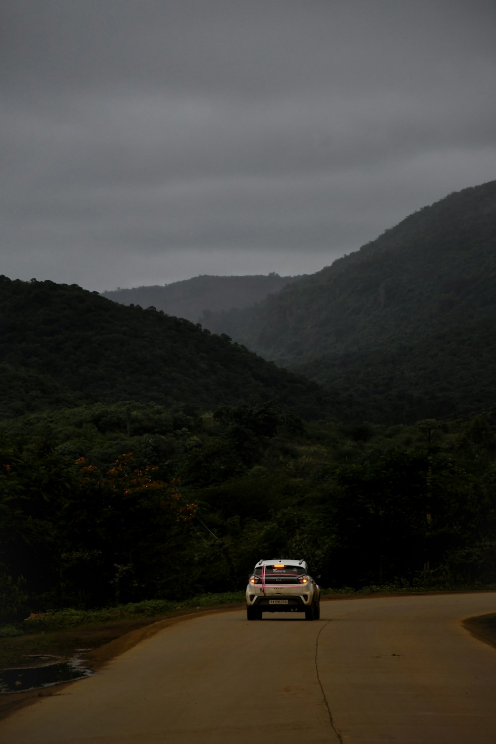 un coche conduciendo en una carretera