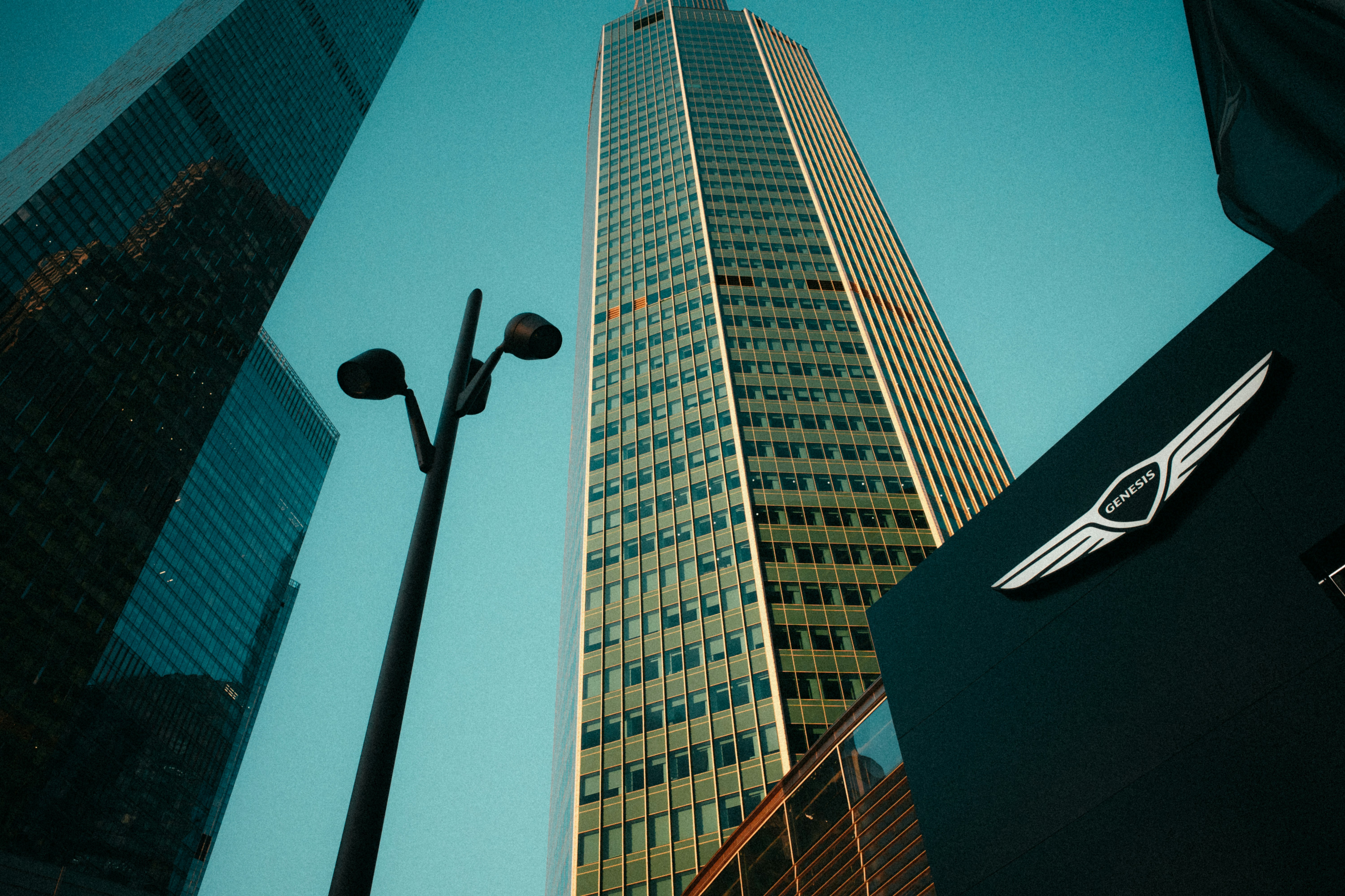 A street sign in front of a skyscraper photo – Free Ricoh gr iii Image ...