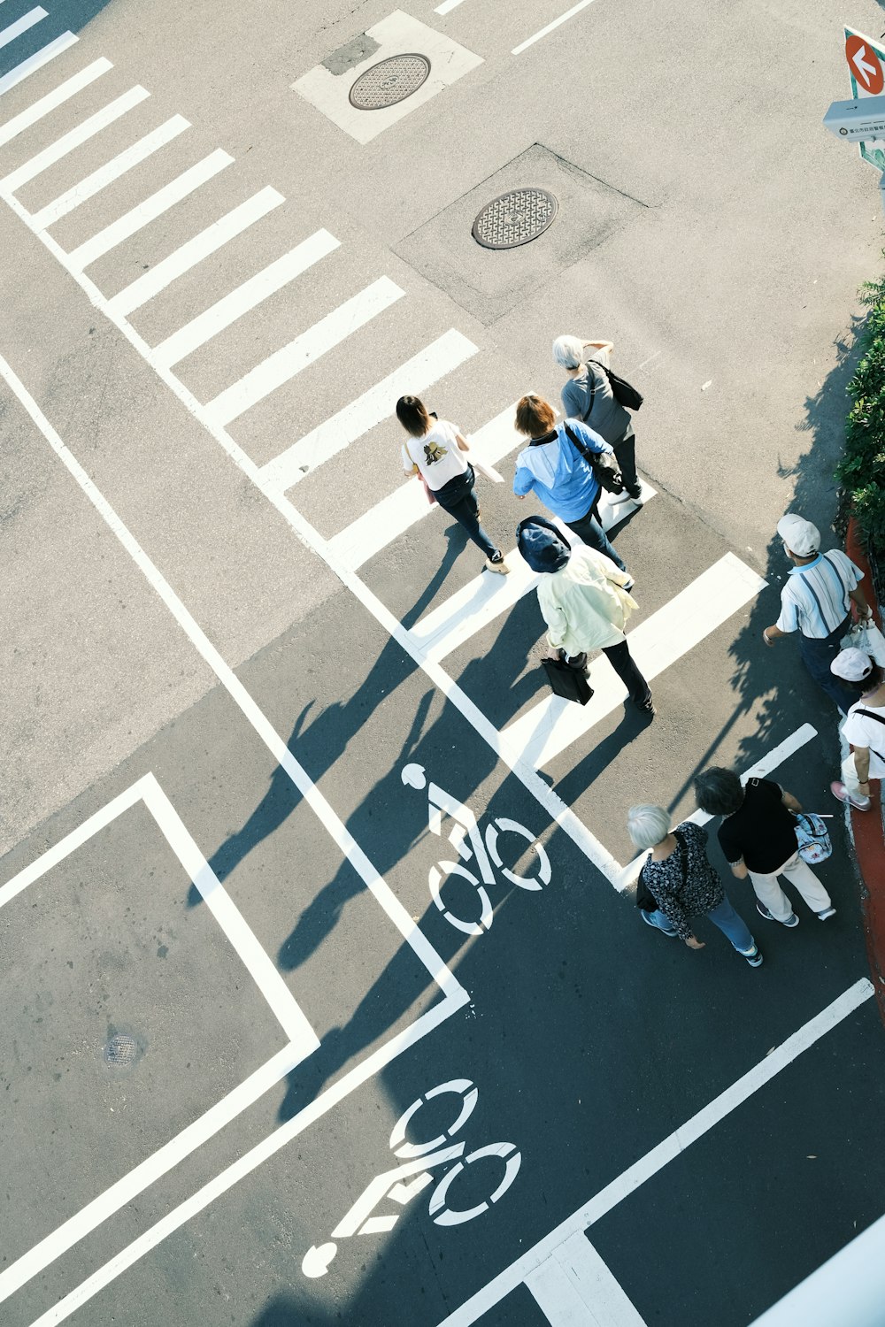 Menschen, die eine Straße überqueren