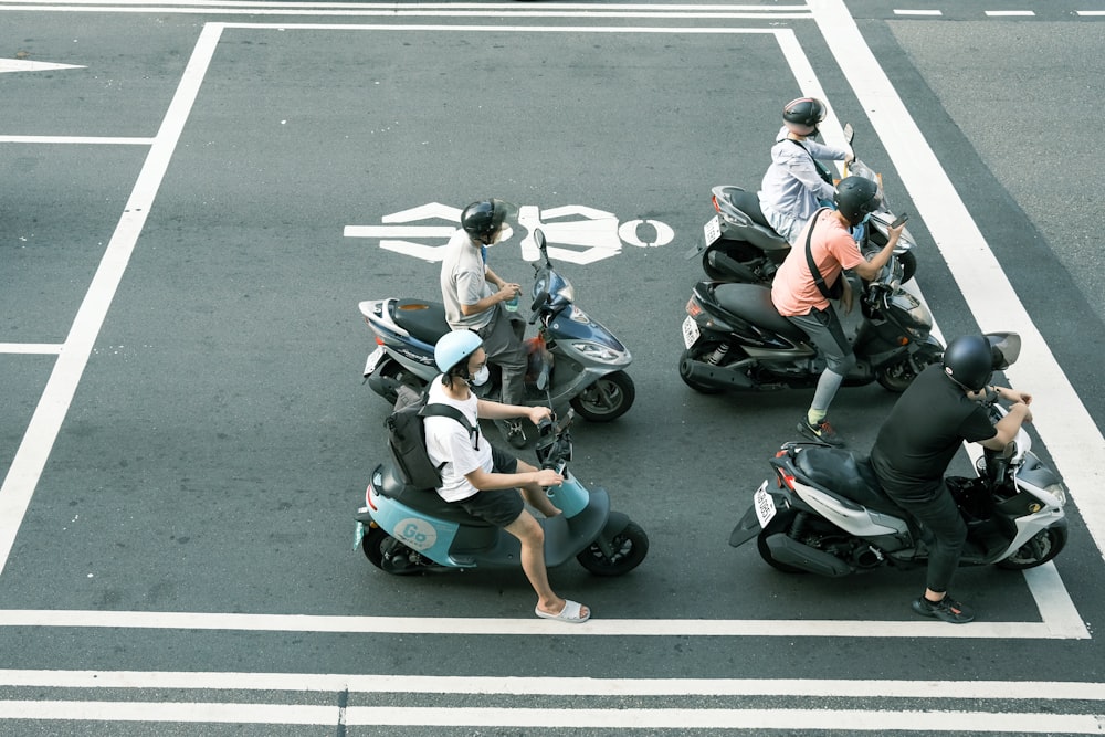 Eine Gruppe von Menschen fährt mit dem Motorrad eine Straße entlang