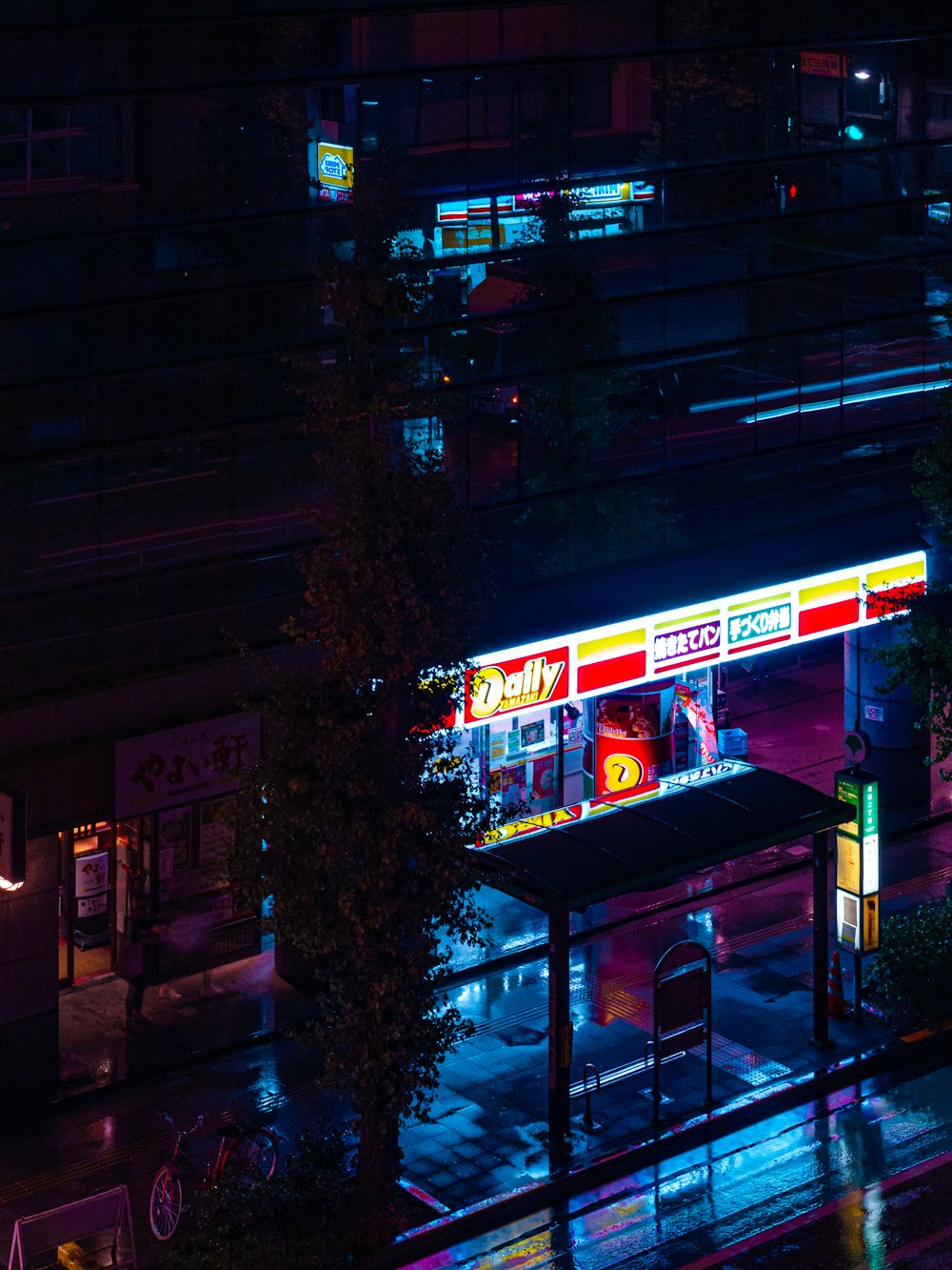 Una calle de la ciudad por la noche