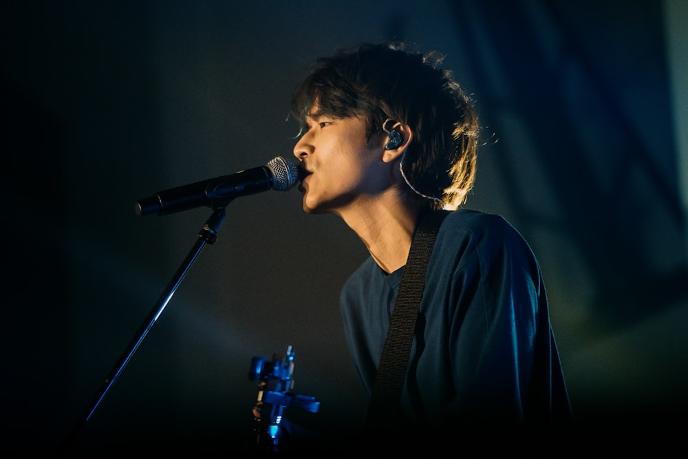 une personne chantant dans un microphone