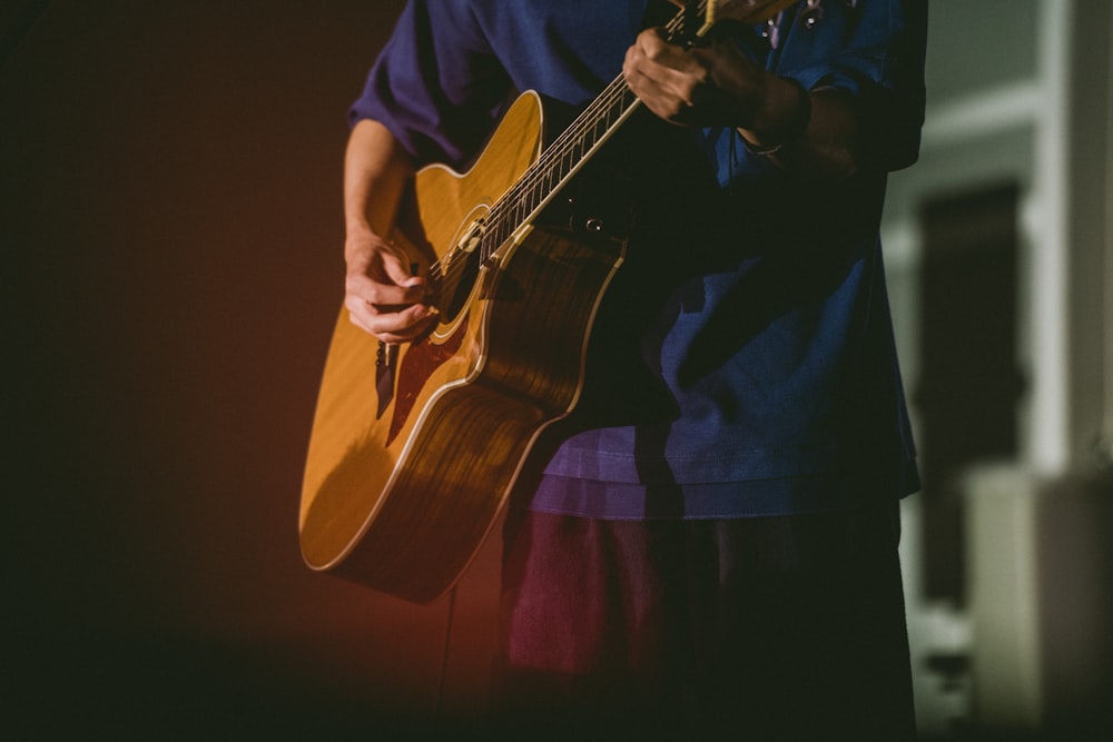 um homem que toca uma guitarra