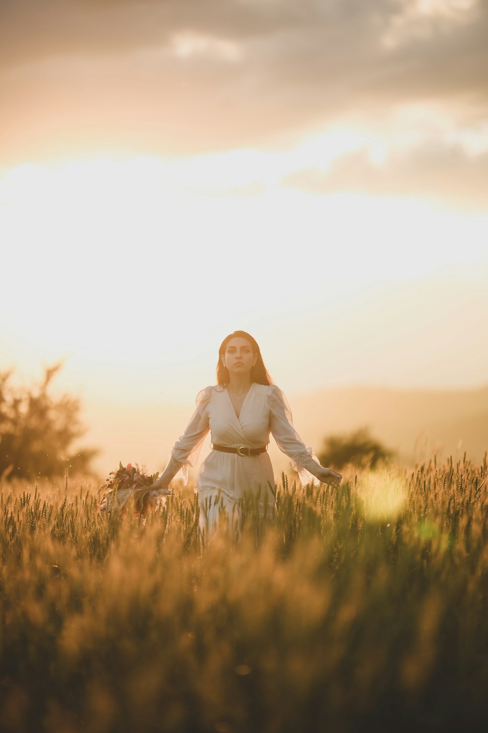 eine Person in einem weißen Kleid auf einem Feld