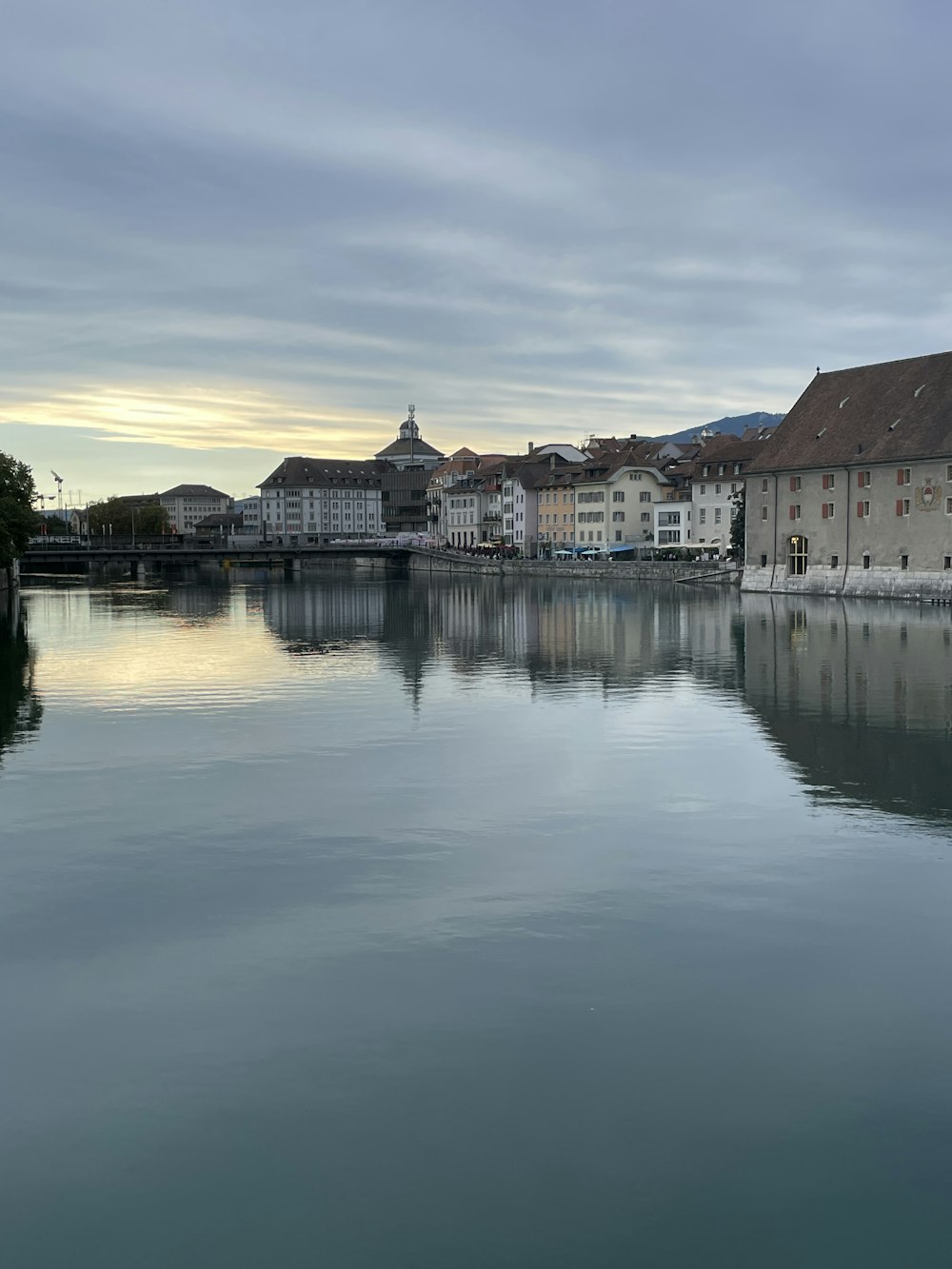 un plan d’eau avec des bâtiments le long de celui-ci