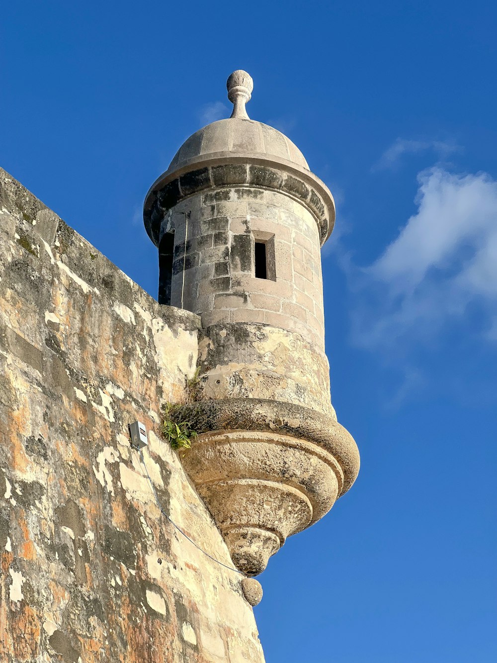 una torre de piedra con una parte superior redonda