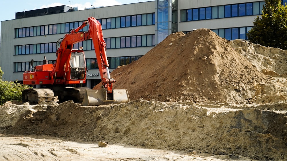 Un vehículo de construcción frente a un edificio