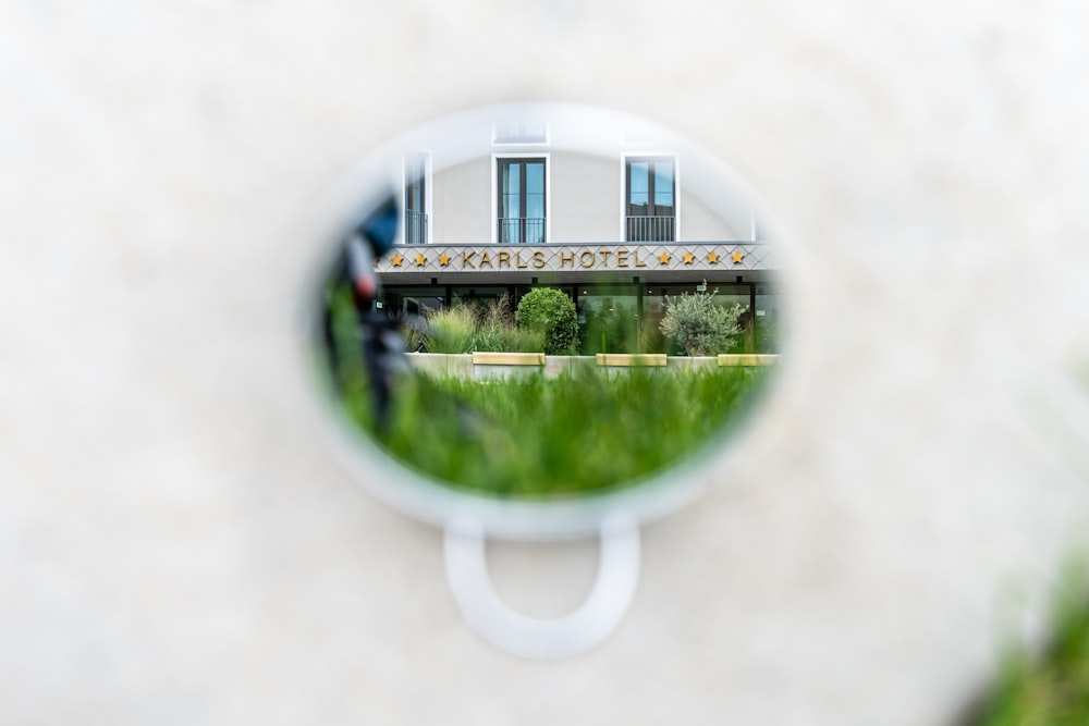 le reflet d’un bâtiment dans un miroir