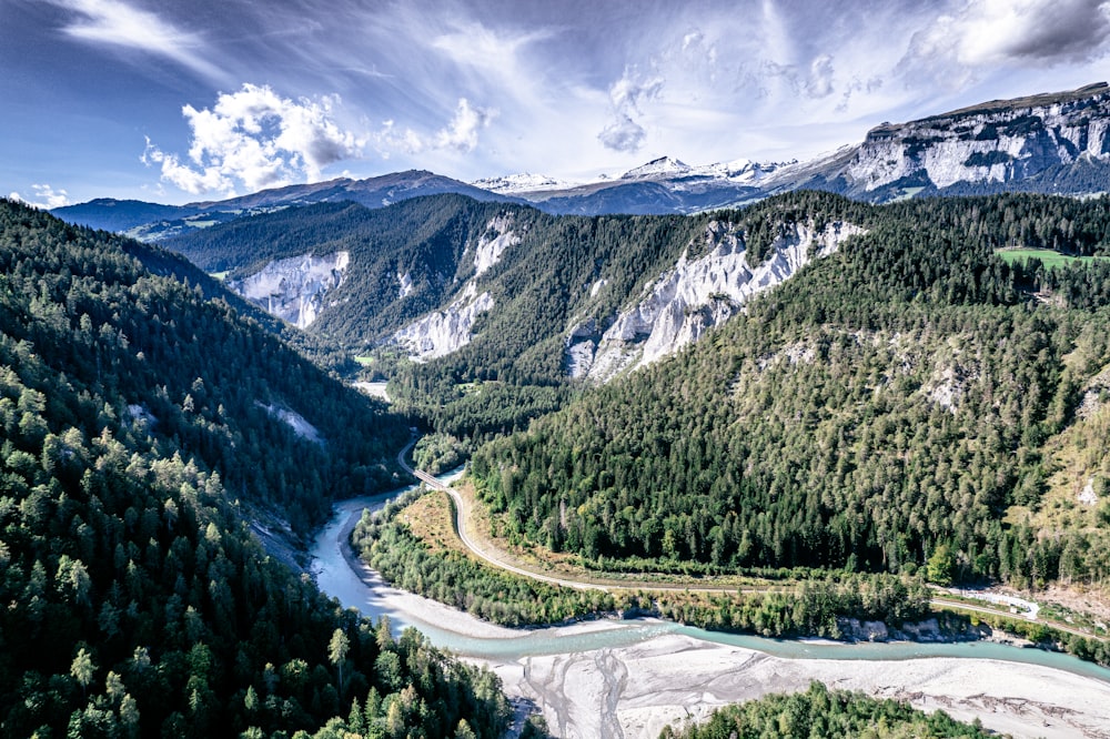 um rio que atravessa um vale entre montanhas