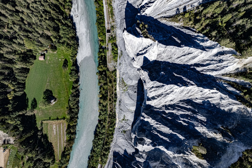 un río que fluye a través de un valle