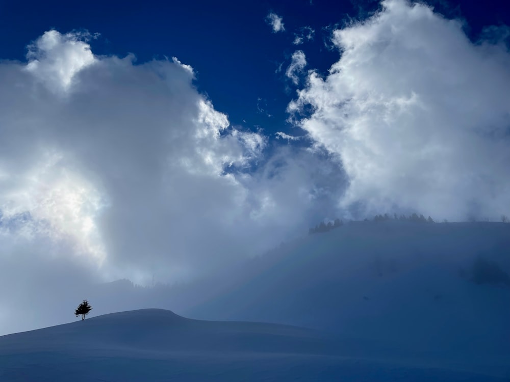 Una persona caminando sobre una colina nevada