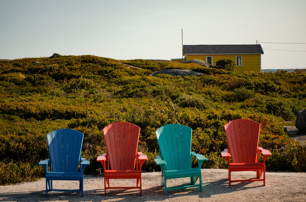 un groupe de chaises à l’extérieur