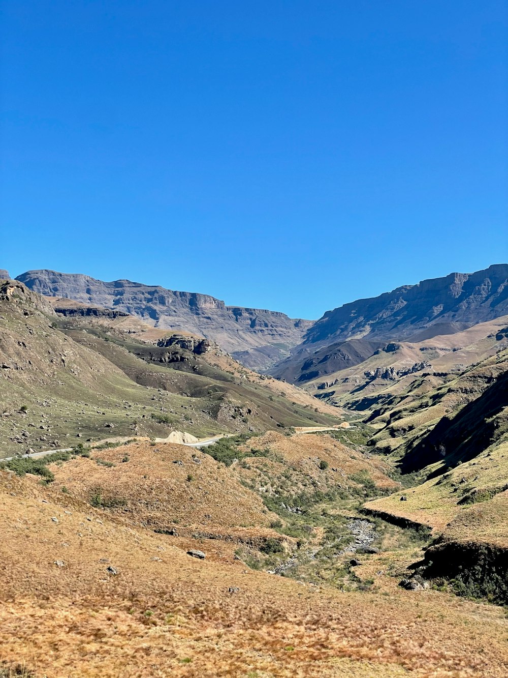 Une vallée avec des collines et un ciel bleu