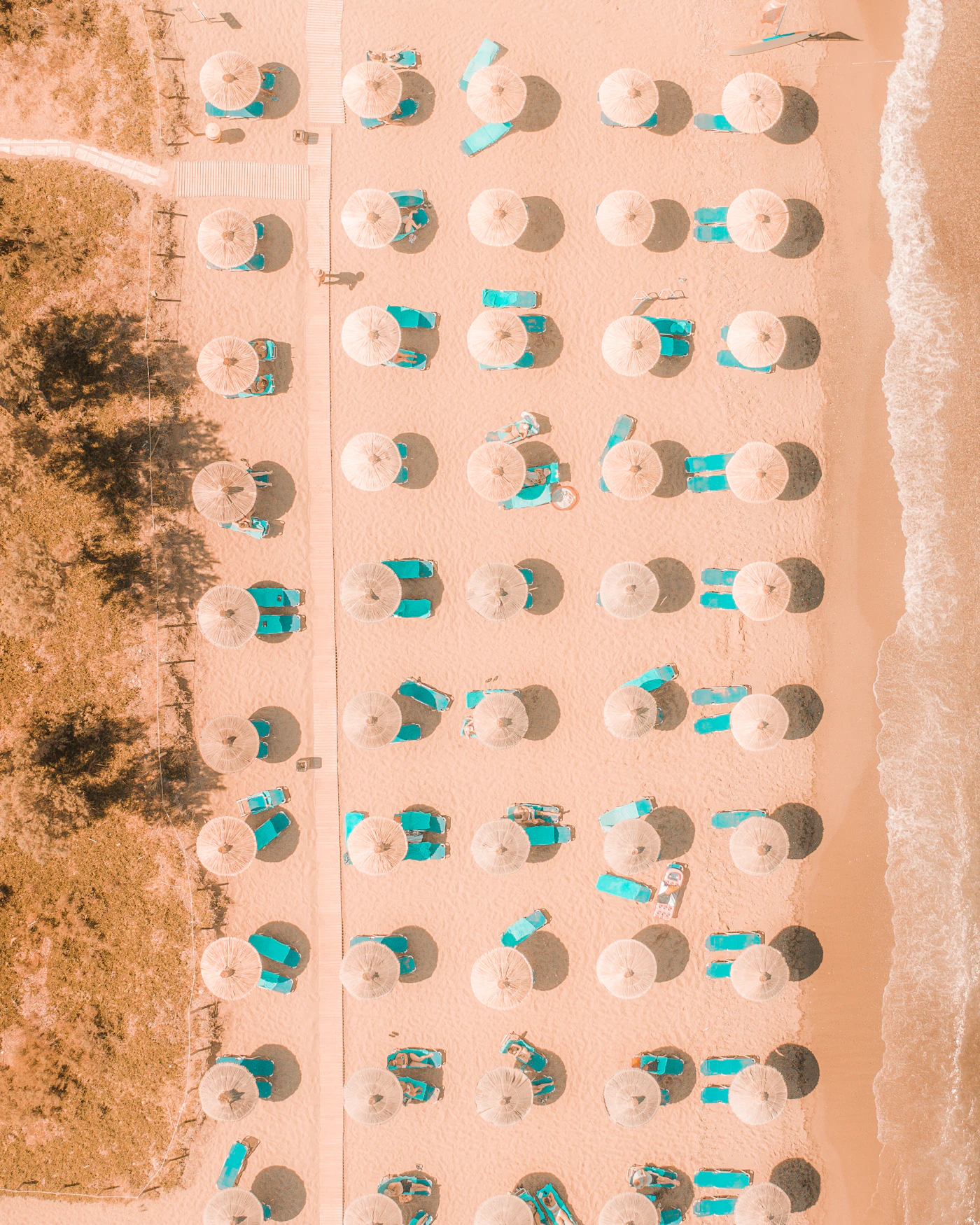 Organisierter Sandstrand eines Ferienortes auf Kreta