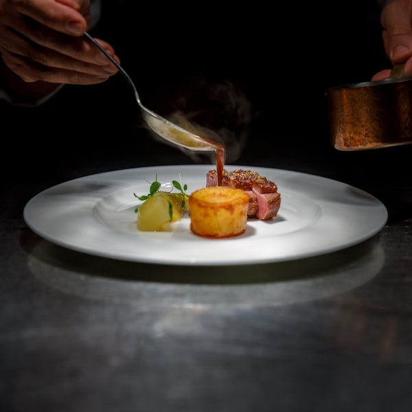 Chef et sauce sur steak