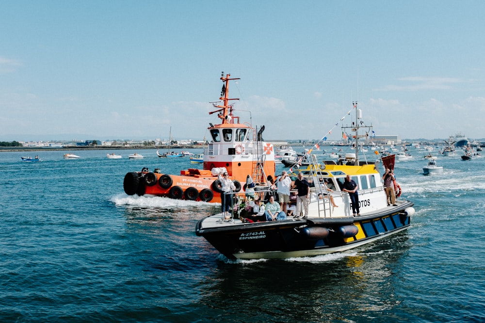 Un barco con gente en él