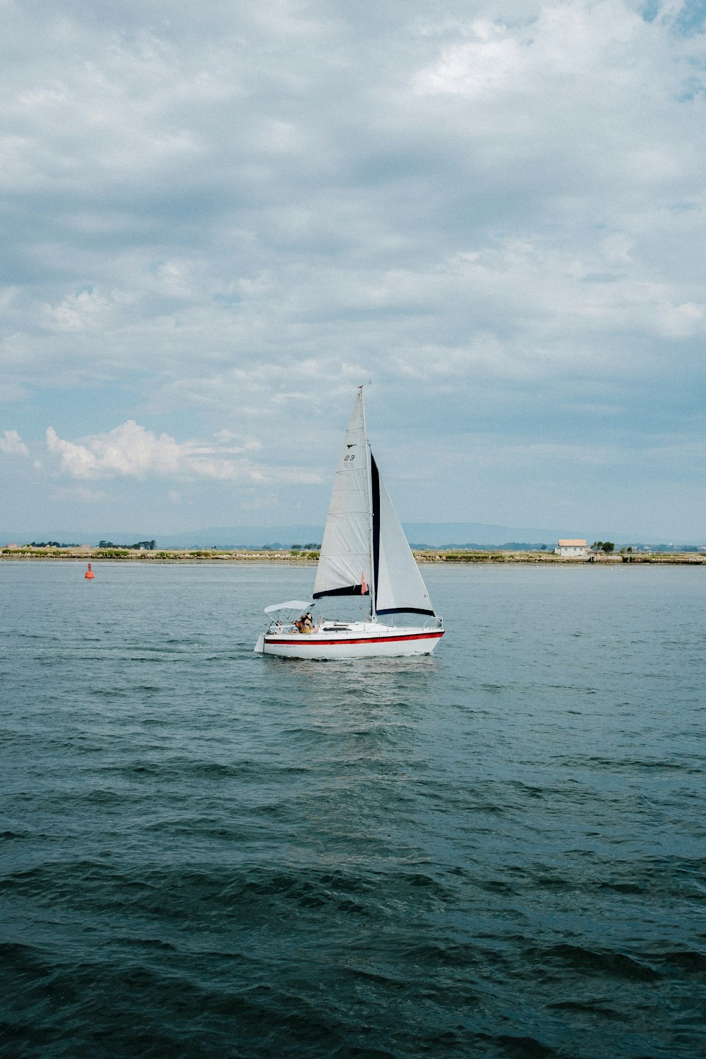 una barca a vela sull'acqua