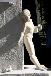 a statue of a naked woman