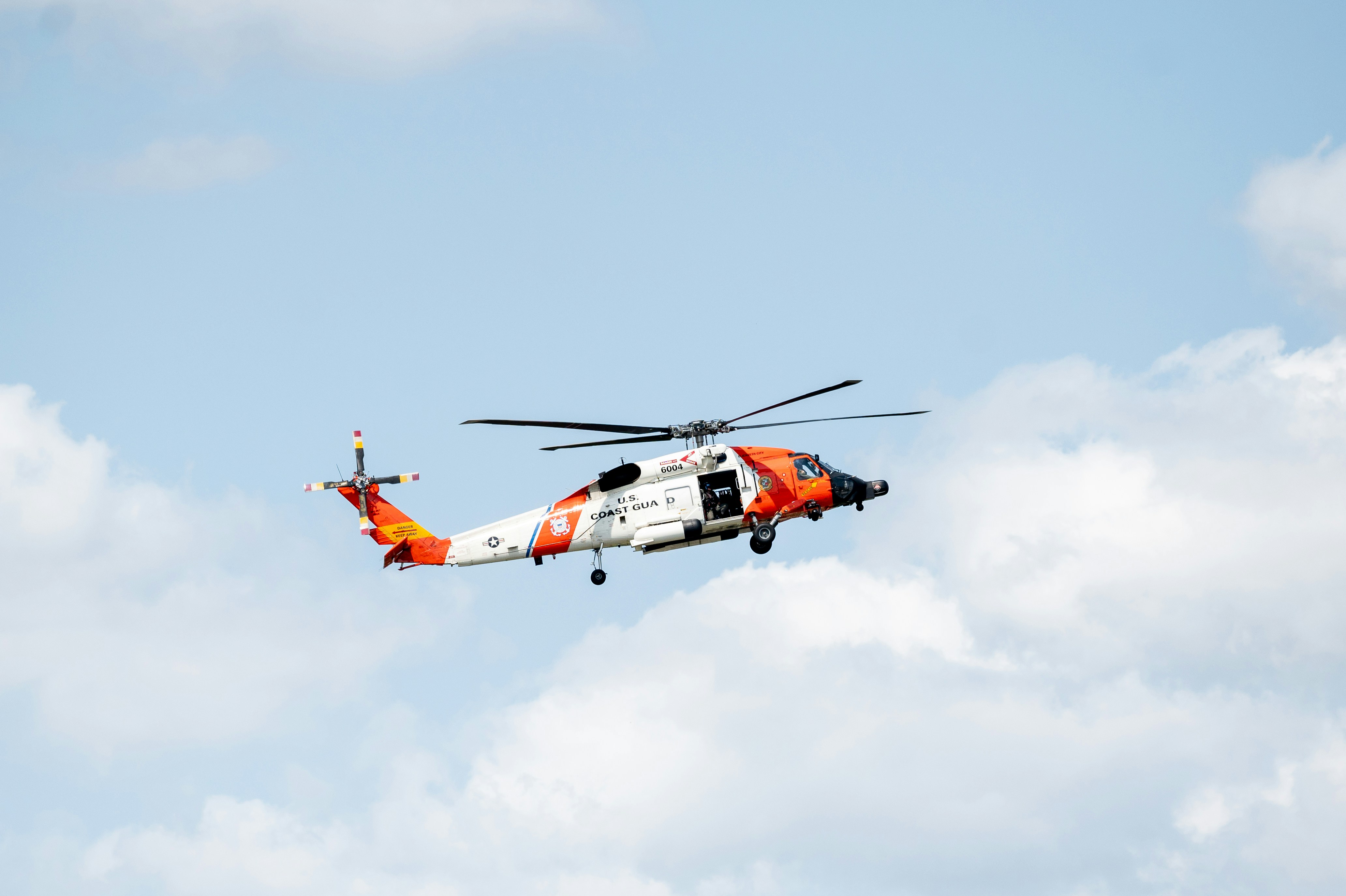 空を飛ぶヘリコプター