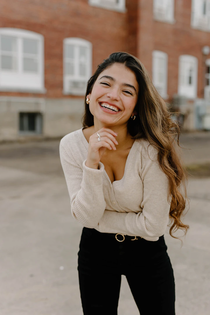 Mujer sonriendo al aire libre