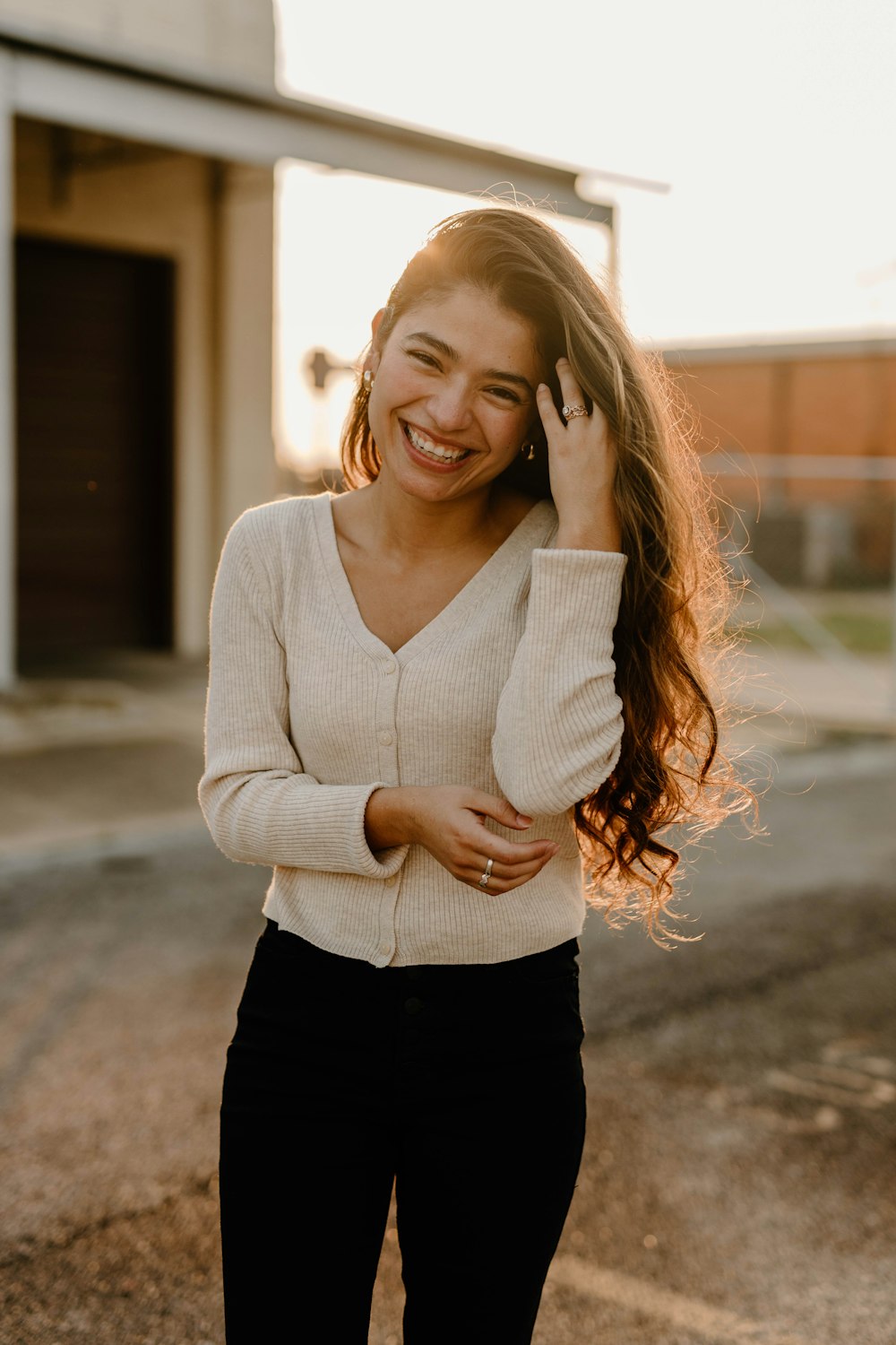 uma mulher sorrindo e segurando as mãos juntas