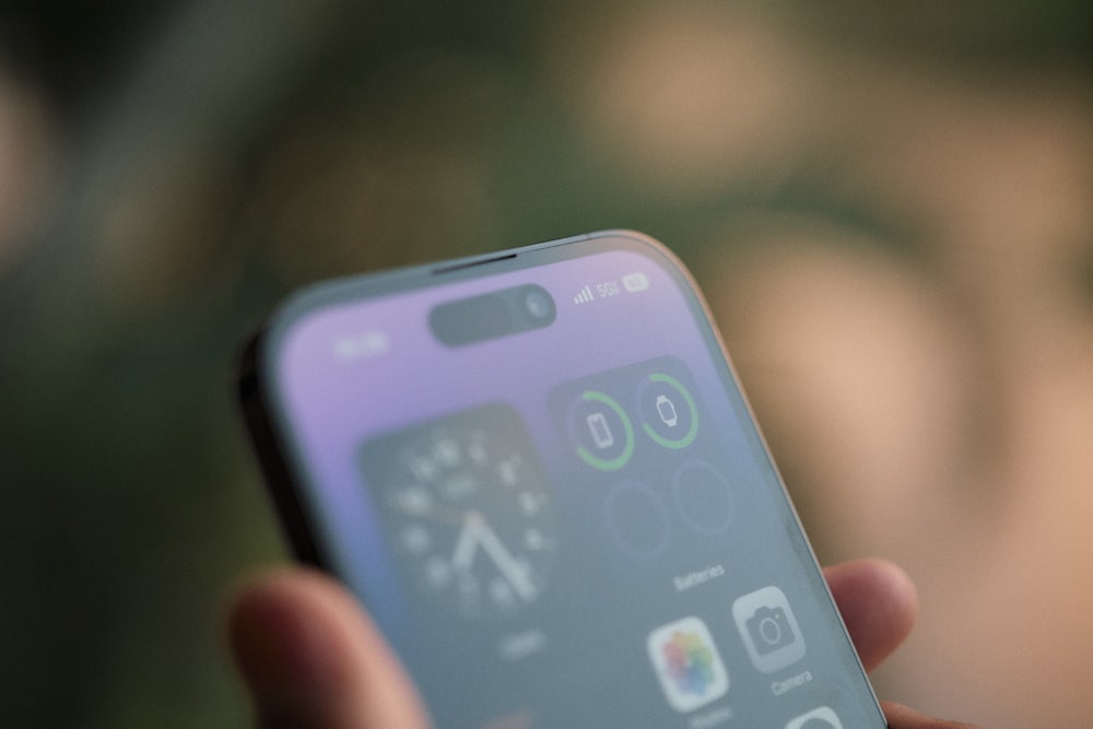 una persona sosteniendo un teléfono celular