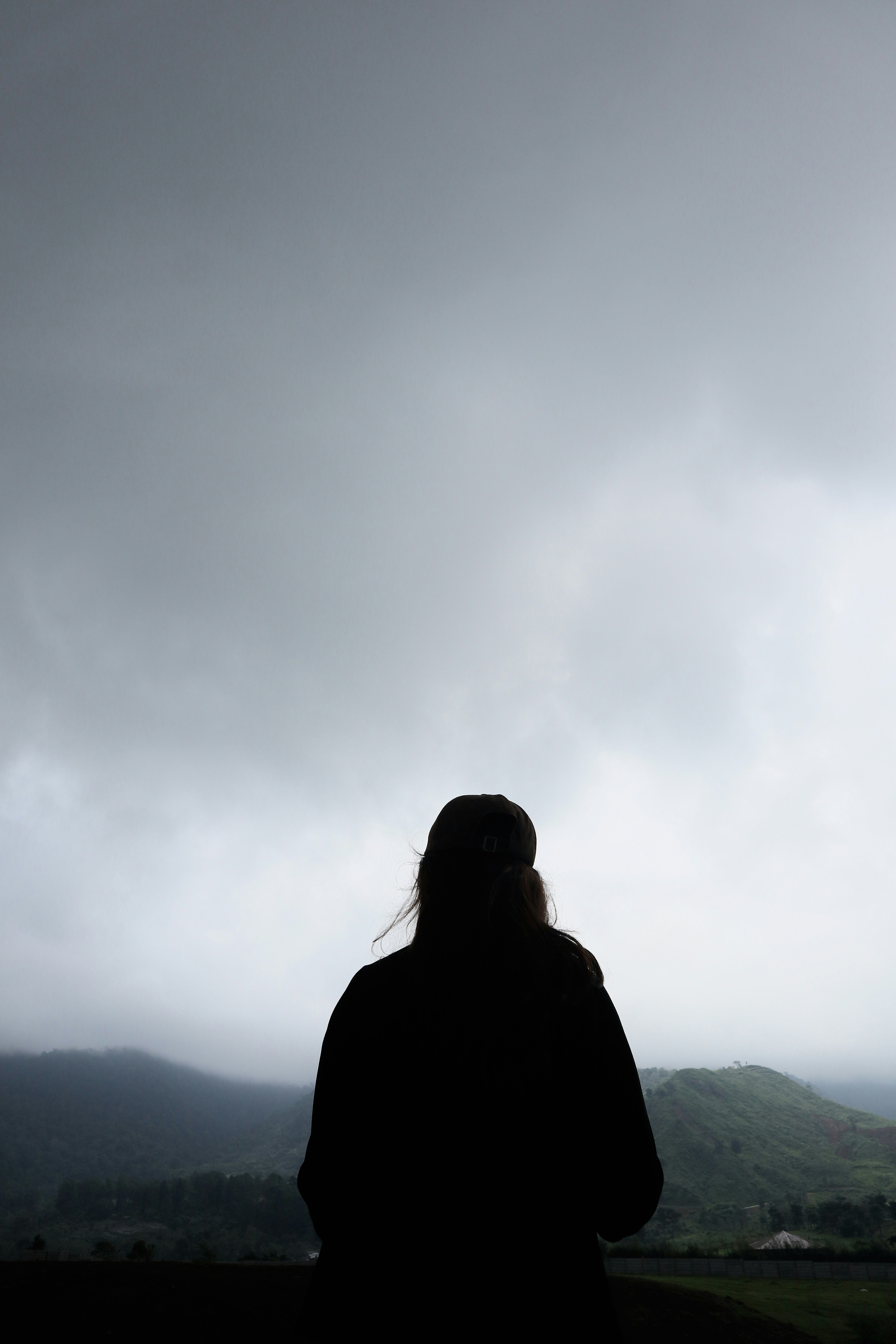 una persona in piedi di fronte a una montagna