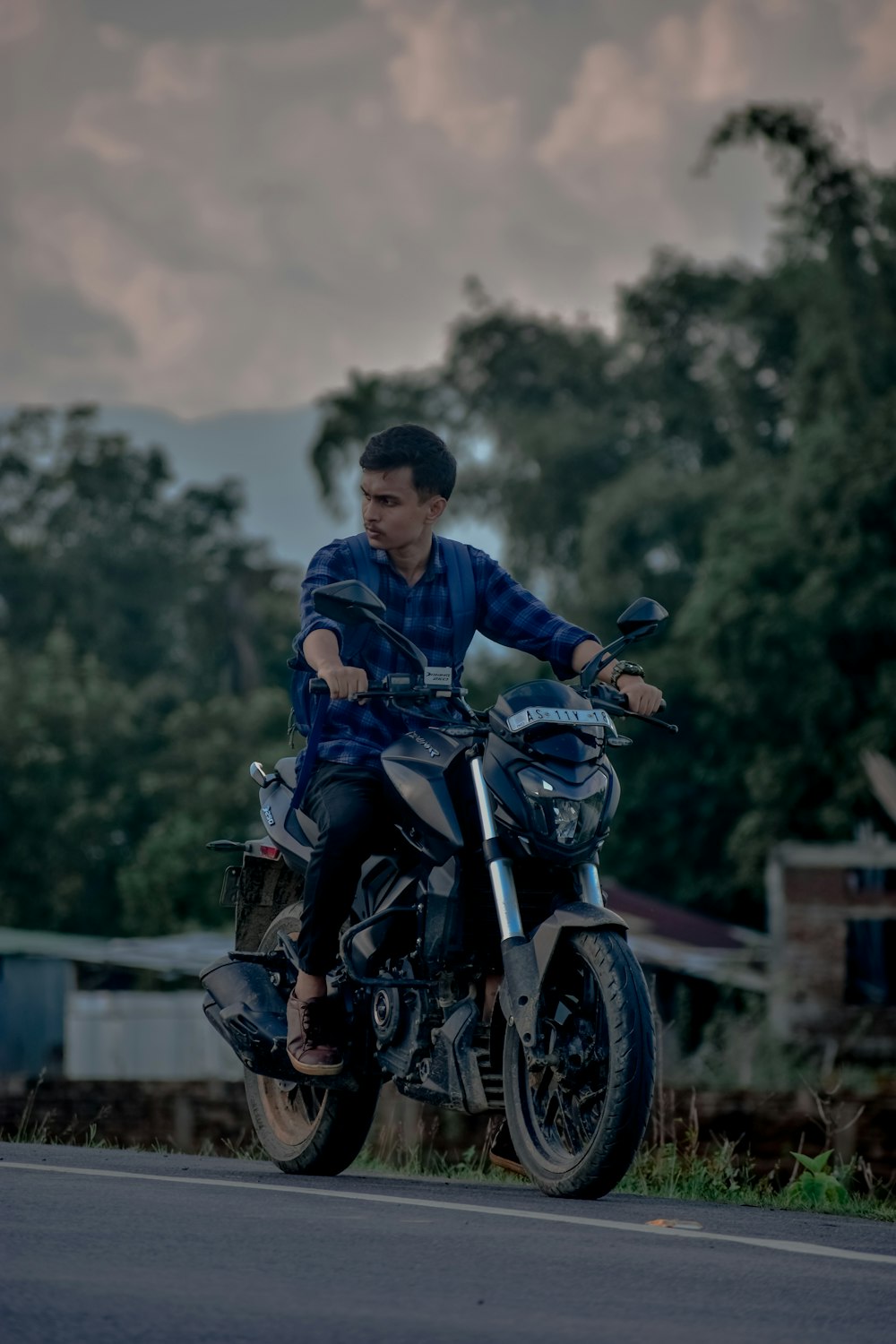 un homme conduisant une moto