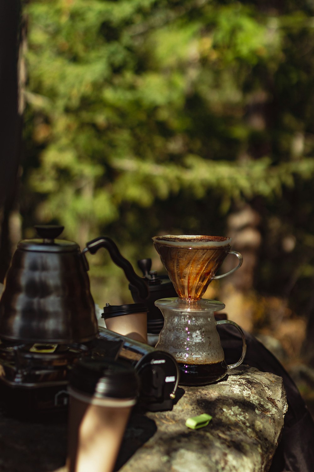 una tetera y una taza de vidrio