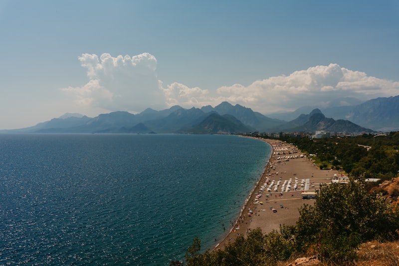 Antalya kiyisi panoramasi — daglar ve Akdeniz