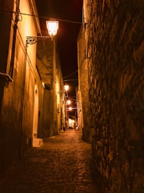 a narrow alley between two buildings