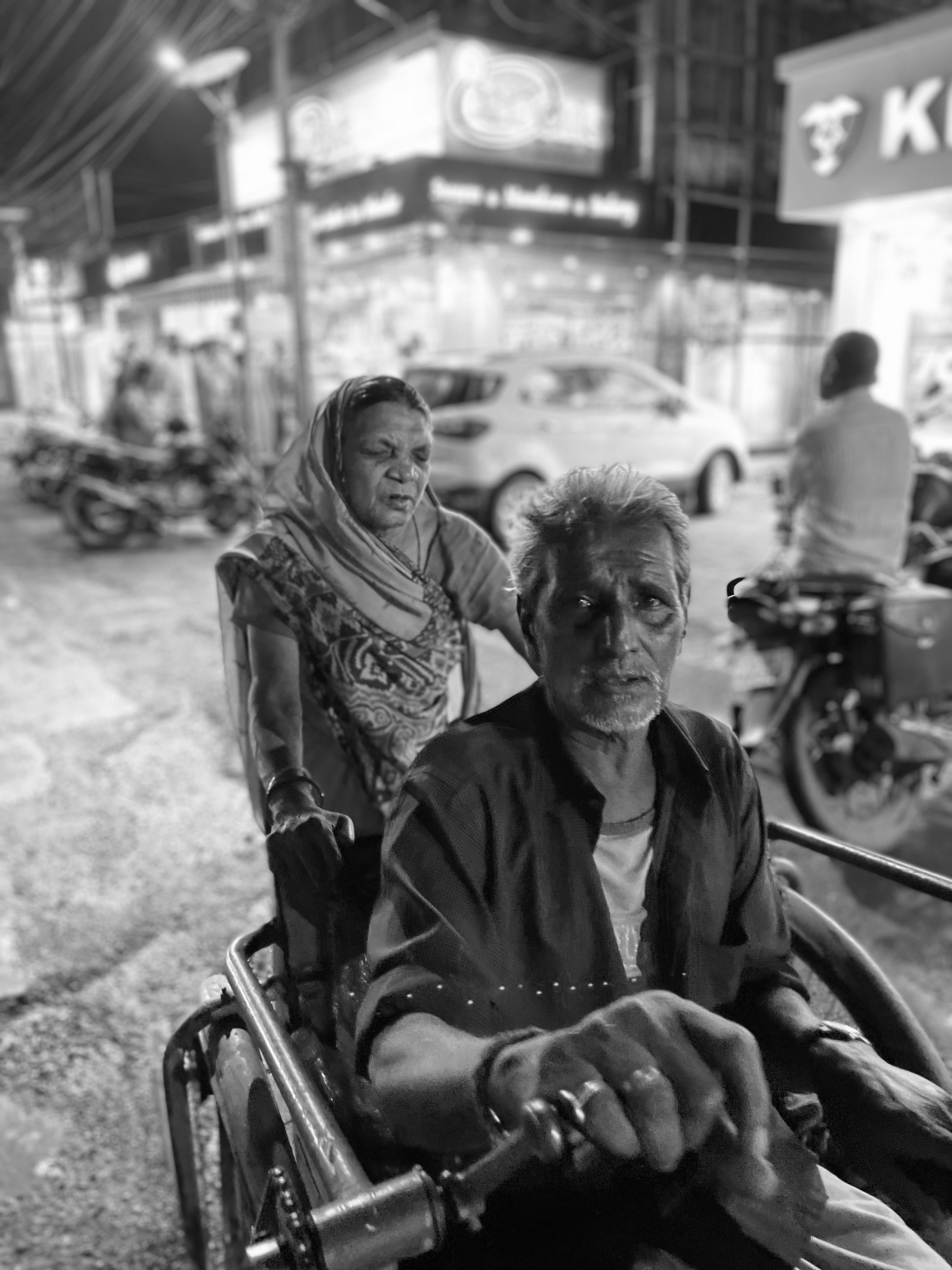 A person sitting on a person's lap photo – Free Chair Image on Unsplash