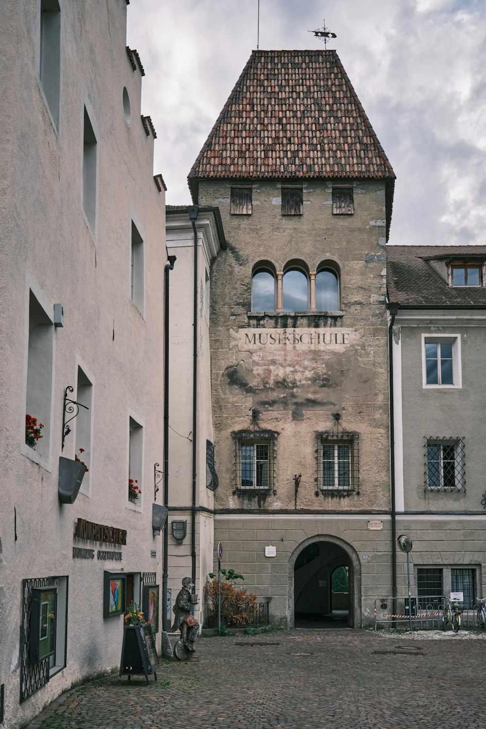 un bâtiment en pierre avec une croix sur le dessus